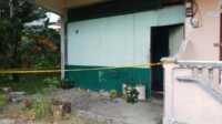 Seorang pria di Karimun tewas gantung diri Rumah Ea (56), tempat dia ditemukan tewas gantung diri di Sei Lakam Timur, Tanjung Balai Karimun, Senin (15/2/2021). (foto: yra)