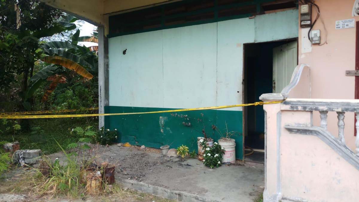 Seorang pria di Karimun tewas gantung diri Rumah Ea (56), tempat dia ditemukan tewas gantung diri di Sei Lakam Timur, Tanjung Balai Karimun, Senin (15/2/2021). (foto: yra)