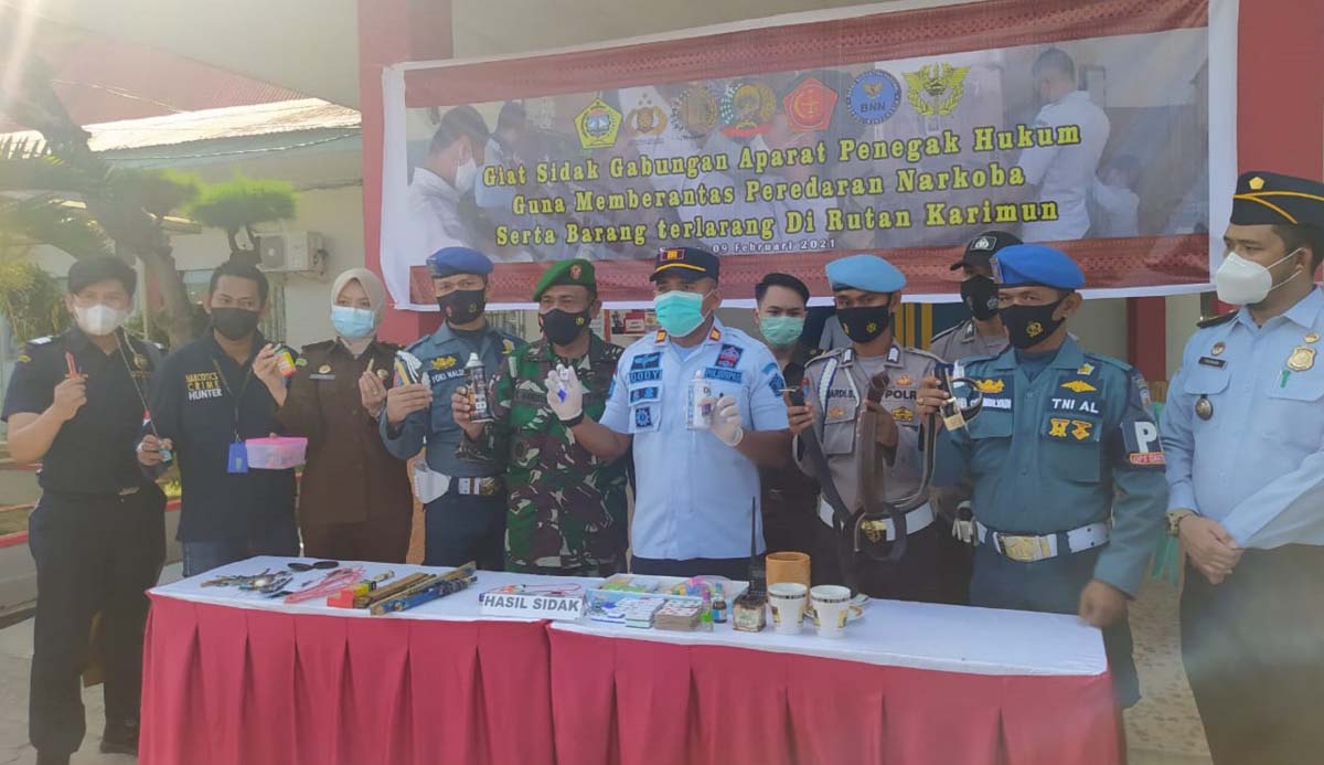 Kepala Rutan Karimun Dody Naksabani bersama perwakilan instansi terkait memberikan keterangan pers terkait sidak cegah narkoba di kalangan tahanan dan warga binaan. (foto: yra)