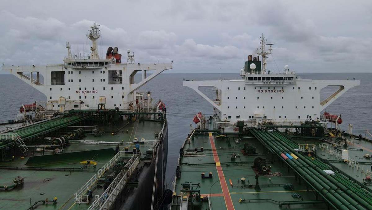 Tanker iran dan panama masuk indonesia-2 Super tanker berbendera Iran dan Panama yang ditangkap karena melakukan pelanggaran teritori Indonesia (foto: dok. Humas Bakamla)