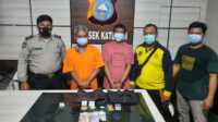 Tersangka narkoba di Kateman Inhil Lagi transaksi sabu dan ekstasi, dua pria di Kateman diciduk polisi. Kedua tersanka (diborgol) setelah diamankan Polsek Kateman.