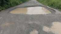 Warga Kecamatan Tuah Negri keluhkan jalan berlubang Warga Tuah Negri, Kabupaten Musi Rawas keluhkan jalan berlubang, seperti jalan penghubung Desa Bamasco dan Desa Leban Jaya. (foto: abk)