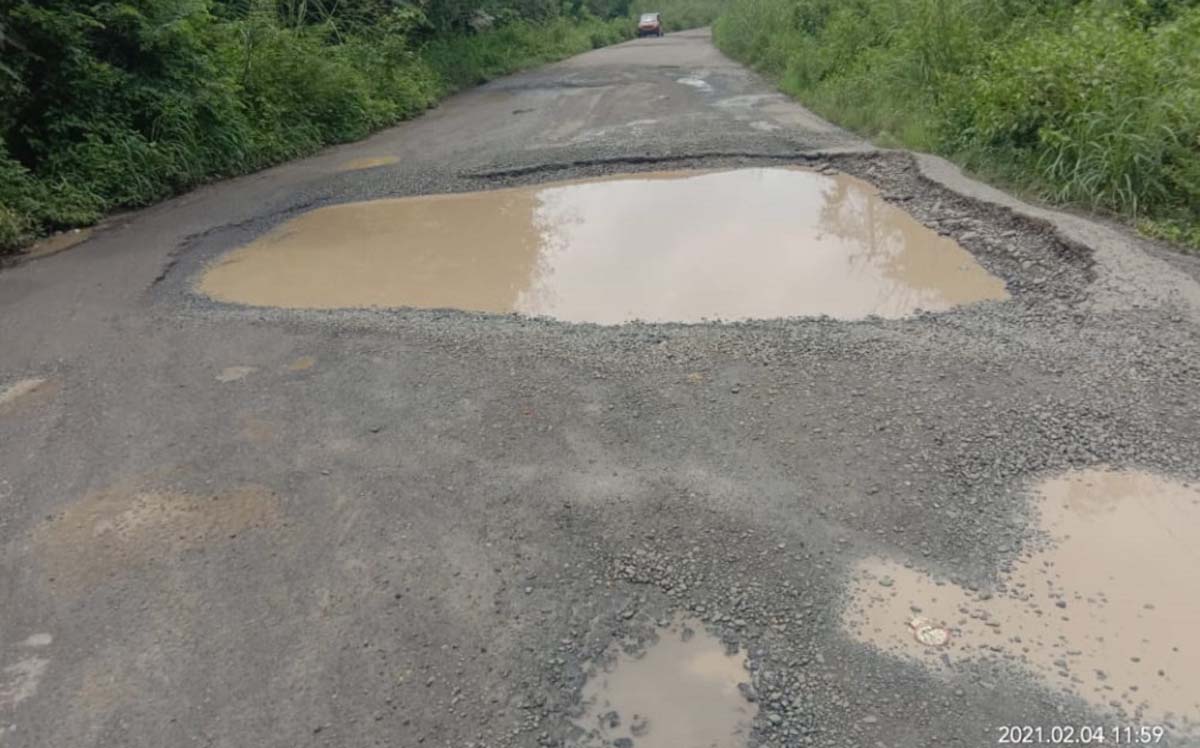 Warga Kecamatan Tuah Negri keluhkan jalan berlubang Warga Tuah Negri, Kabupaten Musi Rawas keluhkan jalan berlubang, seperti jalan penghubung Desa Bamasco dan Desa Leban Jaya. (foto: abk)
