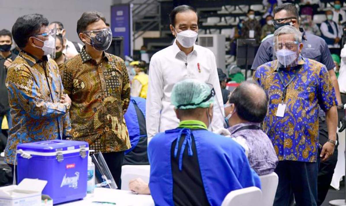 Wartawan divaksin COVID-19 Presiden Joko Widodo didampingi Ketua Dewan Pers, Menkominfo dan Menteri Kesehatan meninjau pelaksanaan vaksinasi untuk jurnalis, Kamis (25/2/2021). (foto: Dok. SMSI)