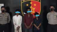 pelaku pengeroyokan Musi Rawas Tiga tersangka pengeroyokan pakai clurit dan parang setelah diamankan Polres Musi Rawas. (foto: abk)