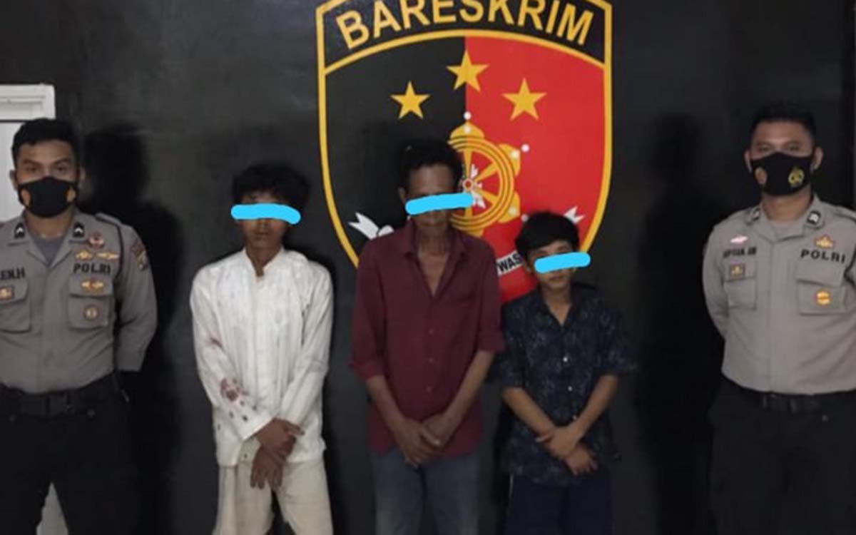 pelaku pengeroyokan Musi Rawas Tiga tersangka pengeroyokan pakai clurit dan parang setelah diamankan Polres Musi Rawas. (foto: abk)