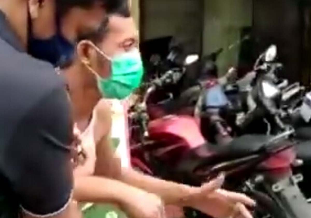 tersangka Ju diamankan polisi setelah membakar istrinya. Ju, tersangka pembakar istri diamankan polisi, sempat ditembak karena melawan saat diamankan. (foto: ronald)