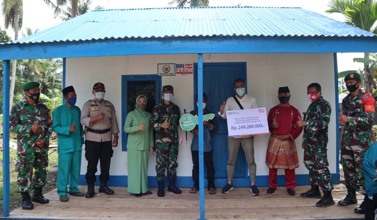 Bedah rumah Kodim Inhil dan BRI Tembilahan Dandim 0314/Inhil dan pimpinan BRI Tembilahan bersama sejumlah pejabat menyerahkan kunci bedah rumah warga Sungai Beringin, Jumat (26/3/2021). (foto: abdullah)