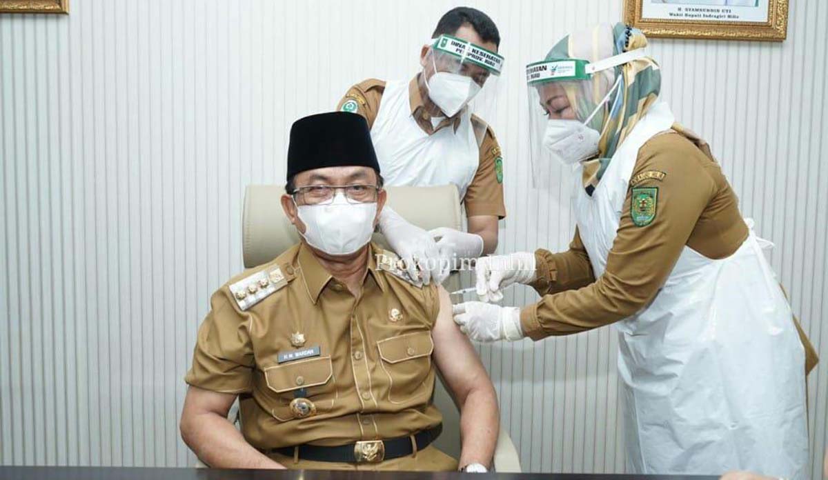 Bupati Inhil HM Wardan terima suntikan vaksin COVID-19 merek sinovac tahap pertama. (foto: Prokopim Inhil)