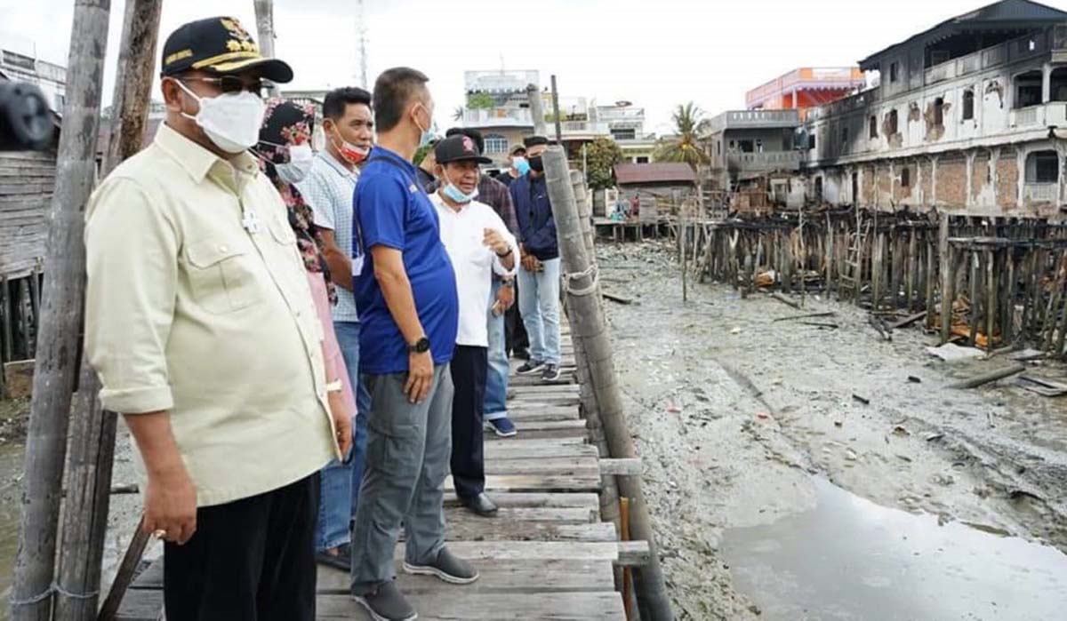 Bupati Karimun Aunur Rafiq meninjau lokasi kebakaran di Kecamatan Meral, sekaligus menyerahkan bantuan untuk para korban, Minggu (7/3/2021). (foto: istimewa)
