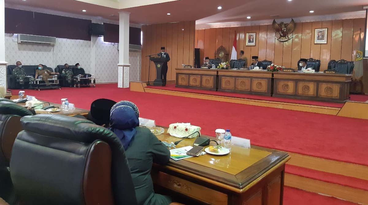 DPRD Karimun menggelar rapat paripurna dengan agenda pengumuman penetapan bupati dan wakil bupati terpilih untuk periode 2021-2024. (foto: yra)