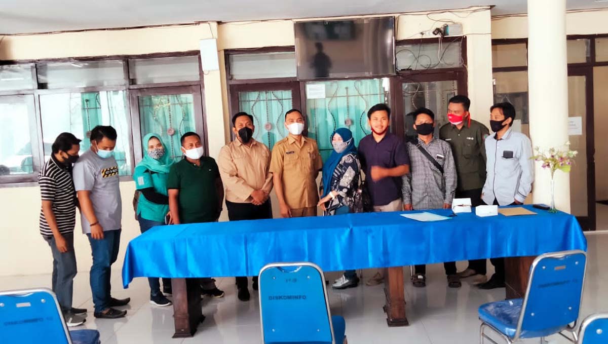 Diskominfo Pamekasan bersama IWO Pengurus Daerah Ikatan Wartawan Online (IWO) Pamekasan berfoto bersama Kadiskominfo dan jajaran usai menggelar pertemuan. (foto: fiki)