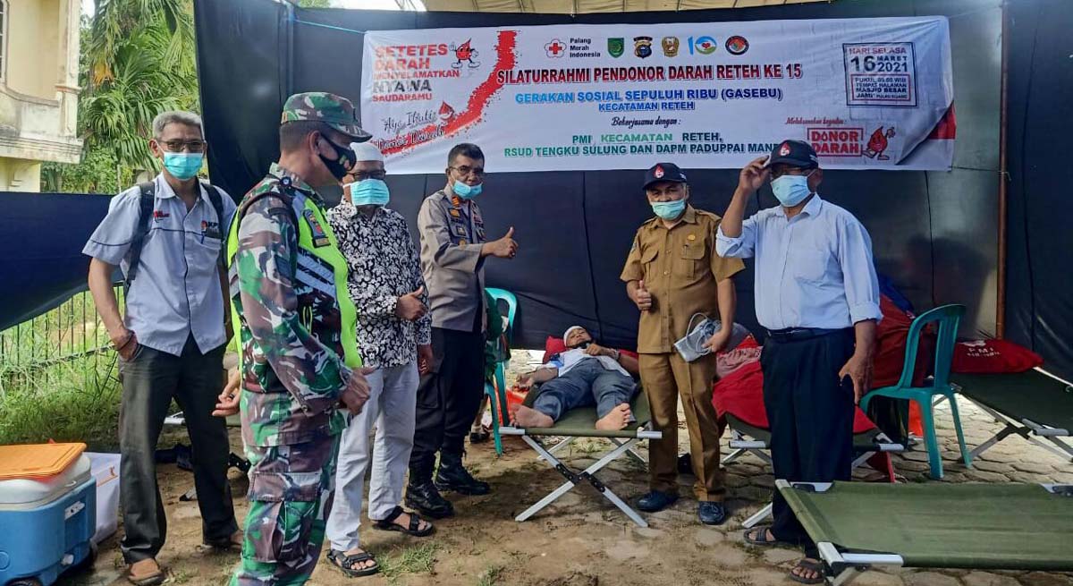 Donor darah gasebu reteh Gasebu Reteh dan PMI Inhil donor darah dan donasikan pakaian layak kepada warga. (foto: abdullah)