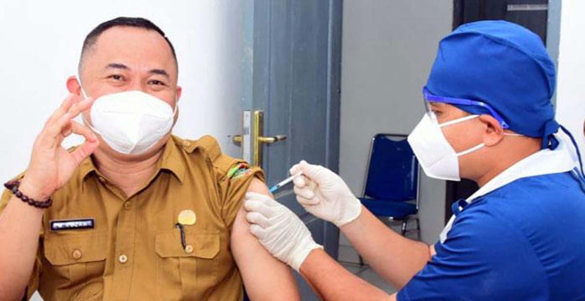 Kadis Kominfo Mura vaksinasi covid-19 Kadis Kominfo Mura disuntik vaksin COVID-19.