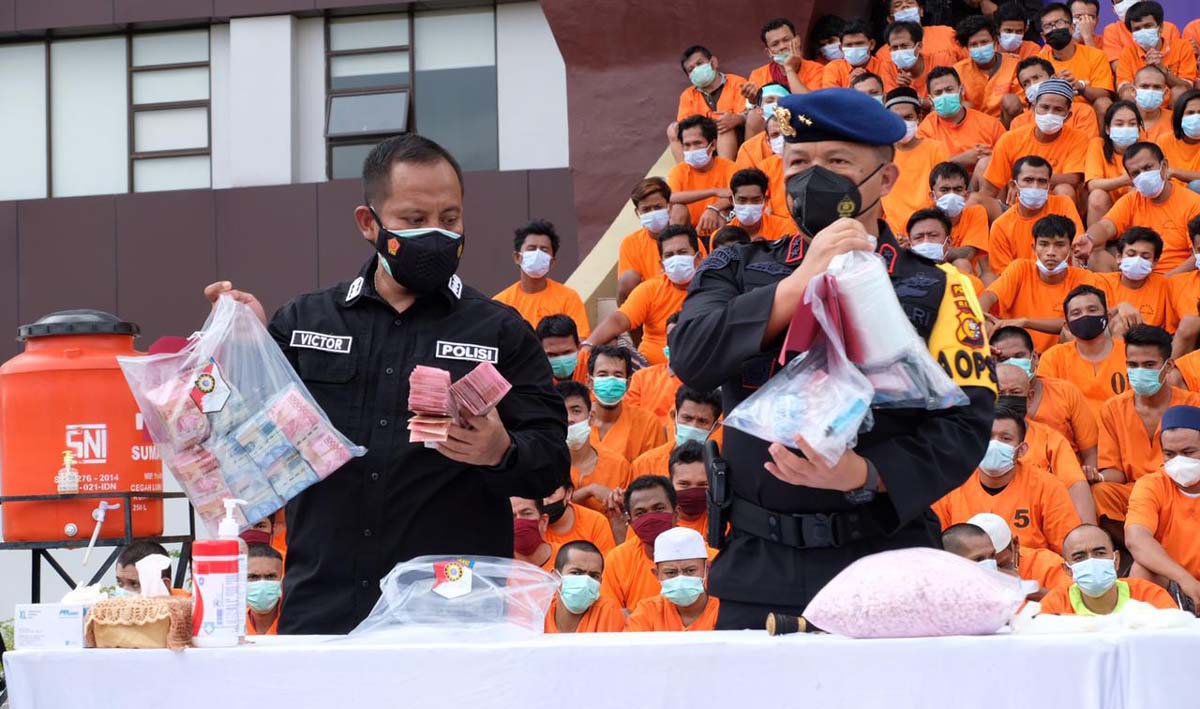 Kapolda Riau, Irjen Pol Agung Setya Imam Efendi menunjukkan salah satu barang bukti hasil pengungkapan kasus narkoba selama Operasi Antik Lancang Kuning 2021. (foto: Dok. Humas Polda Riau)