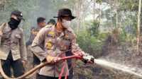 Kapolres Inhil padamkan kebakaran hutan dan lahan-1 Kapolres Inhil AKBP Dian Setyawan memadamkan kebakaran lahan dan hutan dan nginap selama empat malam.