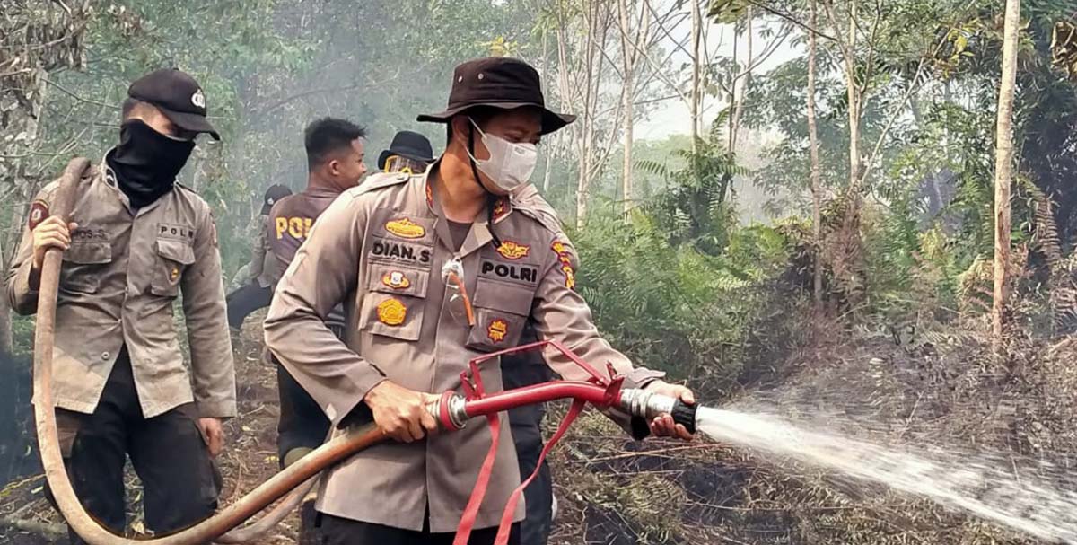 Kapolres Inhil AKBP Dian Setyawan memadamkan kebakaran lahan dan hutan dan nginap selama empat malam.