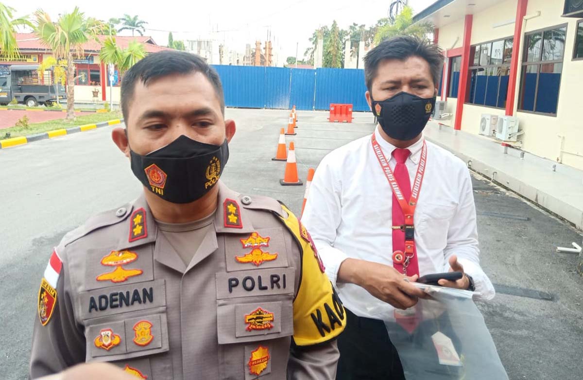 Kapolres Karimun Muhammad Adenan Kapolres Karimun AKBP Muhammad Adenan didampingi Kasat Reskrim AKP Herie Pramono memberikan keterangan terkait identitas mayat yang ditemukan mengapung mengapung di laut. (foto: yra)