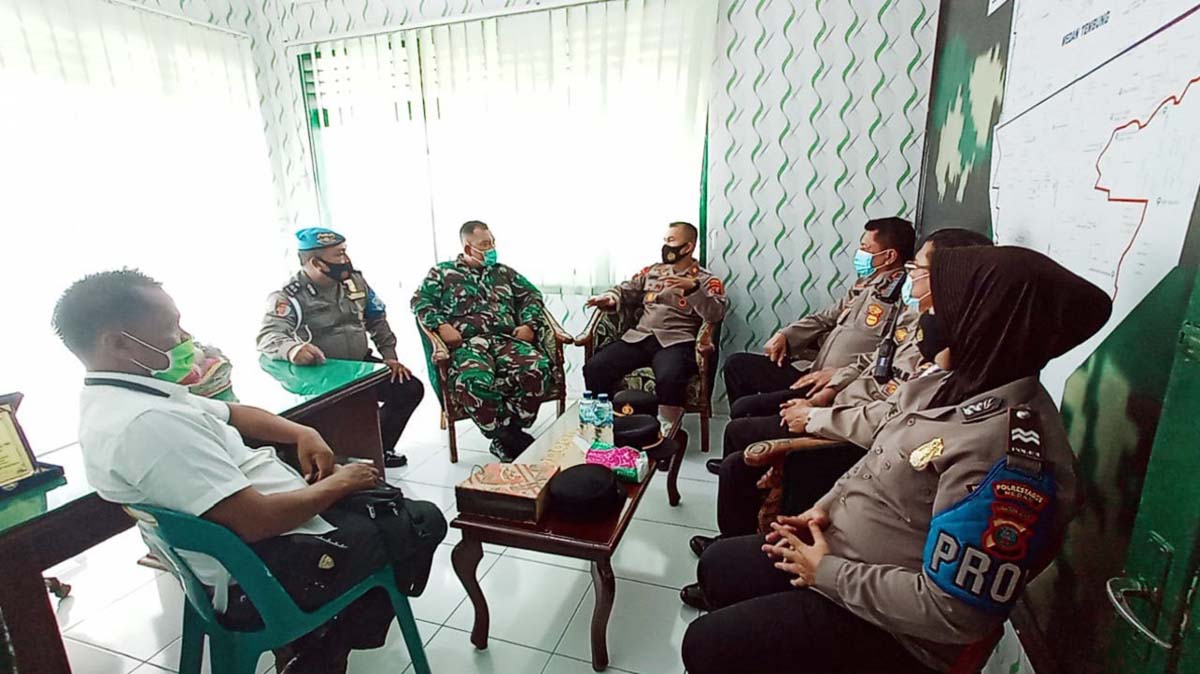 Kapolsek Percut Sei Tuan berdiskusi dengan Danramil Medan Denai dalam kunungannya ke Markas Koramil tersebut, Selasa (9/3/2021). (foto: ronald sihombing)