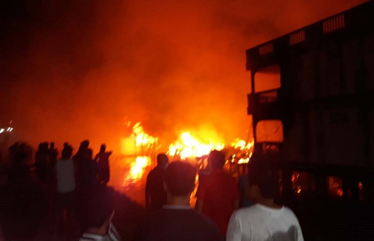 Kebakaran hebat di Kelurahan Meral Kota,Sabtu (6/3/2021) dinihari, sedikitnya enam rumah ludes dilalap api. (foto: yra)