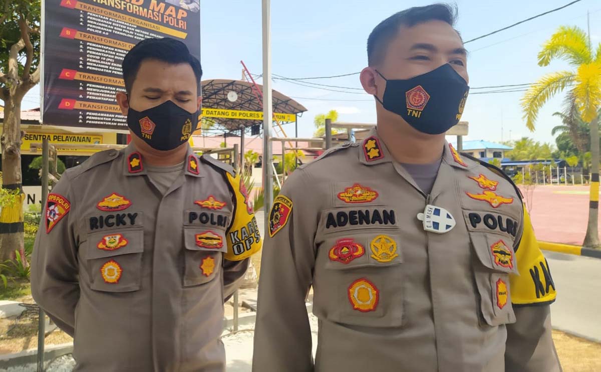 Kapolres Karimun AKBP Muhammad Adenan didampingi Kabag Ops Kompol Ricky Firmansyah. (foto: yra)