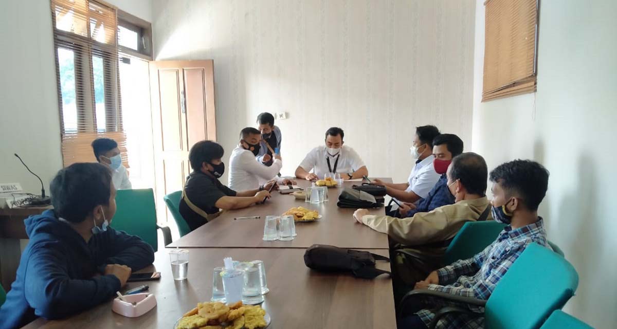 Sejumlah wartawan yang tergabung dalam Aliansi Jurnalis Pamekasan (AJP) mendatangi Mapolres Pamekasan mempertanyakan kasus kekerasan terhadap reporter Indosiar. (foto: fiki)
