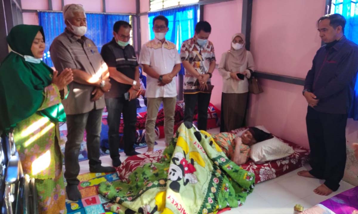 Ketua DPRD Inhil kunjungi pondok lansia Ketua DPRD Inhil DR Ferryandi dan Fraksi Golkar mengunjungi Pondok Lansia, Senin (8/3/2021).