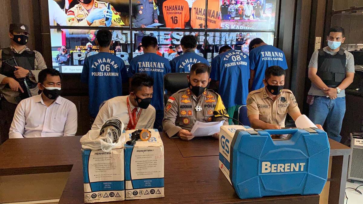 Kapolres Karimun AKBP Muhammad Adenan memberikan keterangan pers terkait penangkapan komplotan pencuri di gudang PT Saftindo Pratama. (foto: yra)