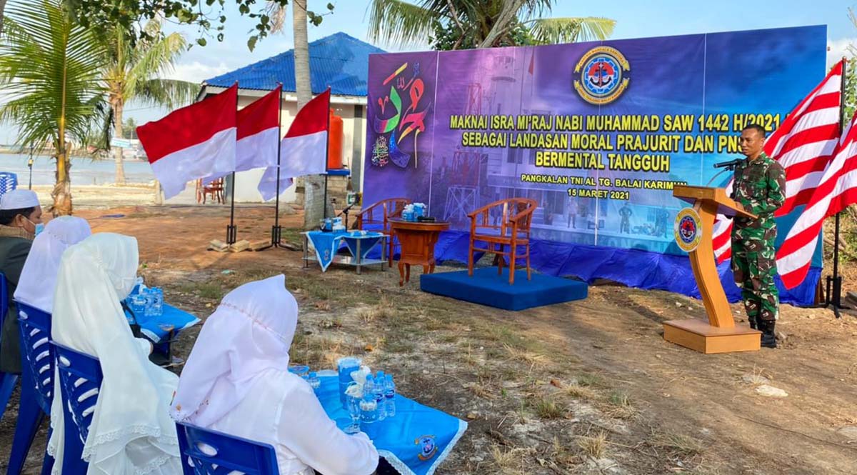 Komandan Pangkalan TNI Angkatan Laut (Danlanal) Tanjung Balai Karimun (TBK) Letkol Laut (P) Maswedi M.Tr Opsla memberikan pengarahan dalam acara peringatan Isra Mi'raj yang dihadiri jajarannya, di bawah sinar matahari di Kolong, Tanjung Balai Karimun. (foto: Dok. Lanal Karimun)