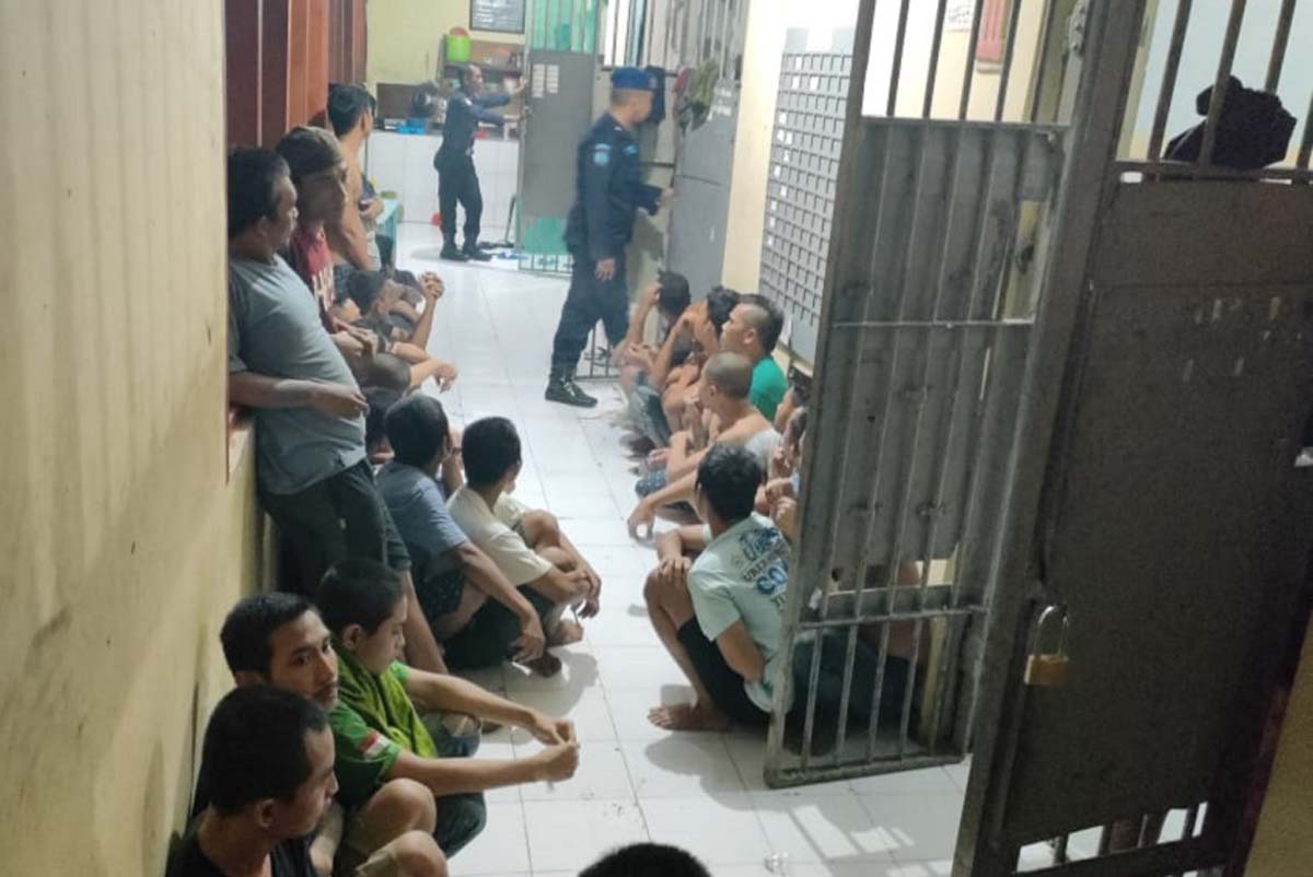 Lapas Kelas IIA Pamekasan menggeledah kamar hunian untuk mencegah masuknya barang-barang terlarang seperti narkoba. (foto: fiki)