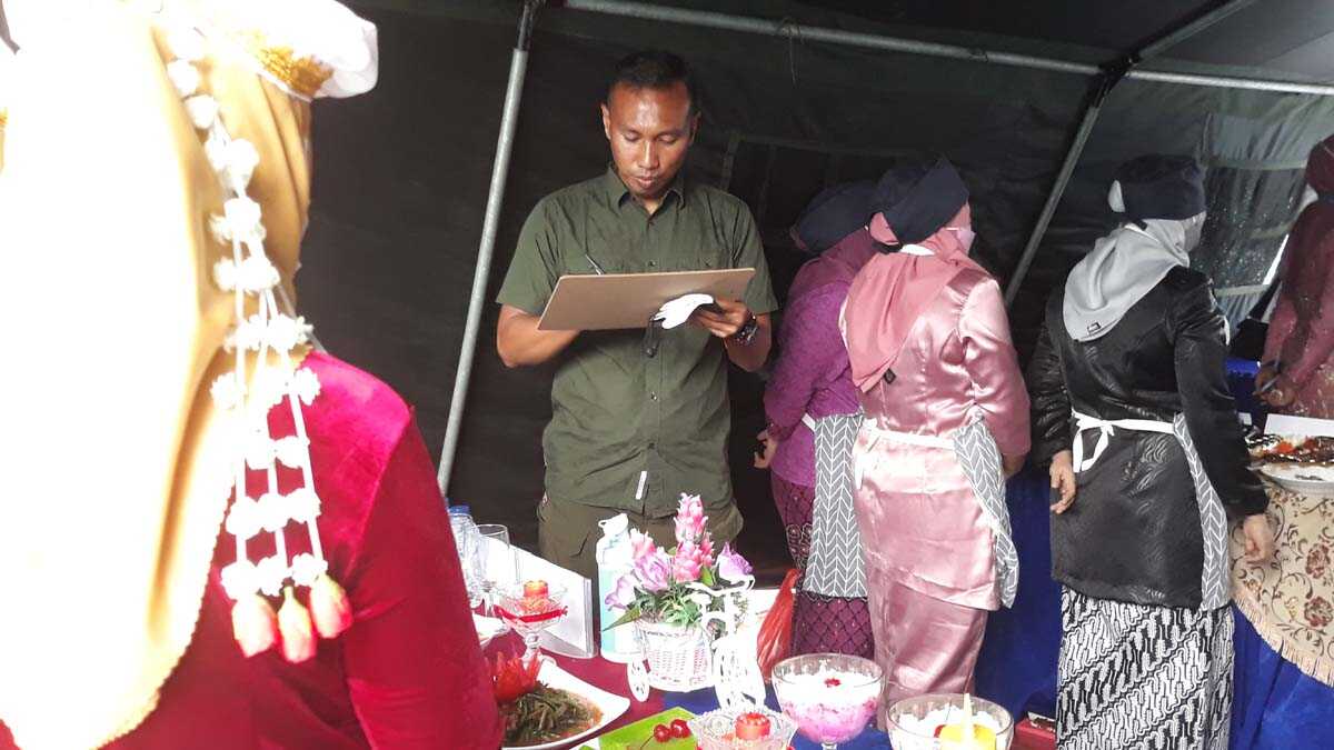Danlanal TBK Letkol Laut (P) Maswedi M.Tr Opsla memberi nilai salah satu peserta lomba kreasi memasak ikan. (foto: rdi)