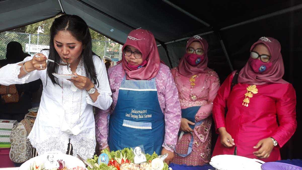 Lomba Kreasi Memasak Ikan Ketua Jalasenastri Cabang 6 Korcab IV DJA I yang juga juri lomba mencicipi masakan salah satu tim peserta lomba kreasi memasak ikan. (foto: rdi)