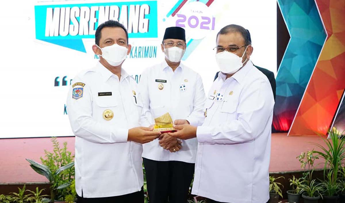 Bupati Karimun Aunur Rafiq didampingi Wakil Bupati Anwar Hasyim menyerahkan cenderamata kepada Gubernur Kepri Ansar Ahmad (foto: Dok. Humas Pemkab Karimun)