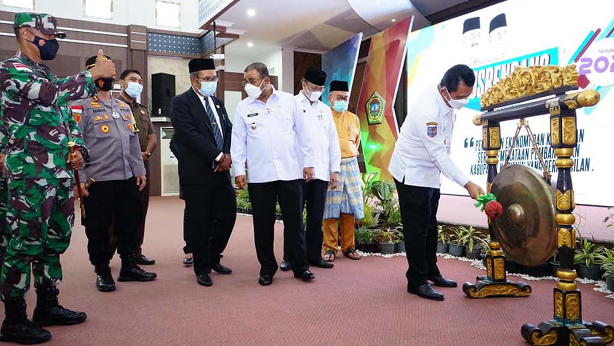 Musrenbang Pemkab Karimun 2021-13 Gubernur Kepri Ansar Ahmad didampingi Bupati Karimun Aunur Rafiq, Wakil Bupati Anwar Hasyim, Ketua DPRD M Yusuf Sirat, FKPD dan pejabat terkait memukul gong tanda dimulainya Musrenbang Kabupaten Karimun 2021 di Gedung Serbaguna Nilam Sari, Kantor Bupati Karimun, Rabu (17/3/2021). (foto; dok. Humas Pemkab Karimun)