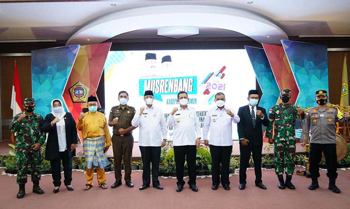 Gubernur, bupati, wakil bupati, Ketua DPRD, Ketua Komisi II DPRD Karimun, Sekda M Firmansyah, Kapolres, Dandim dan Danlanal Karimun berfoto bersama (foto: Dok. Humas Pemkab Karimun)