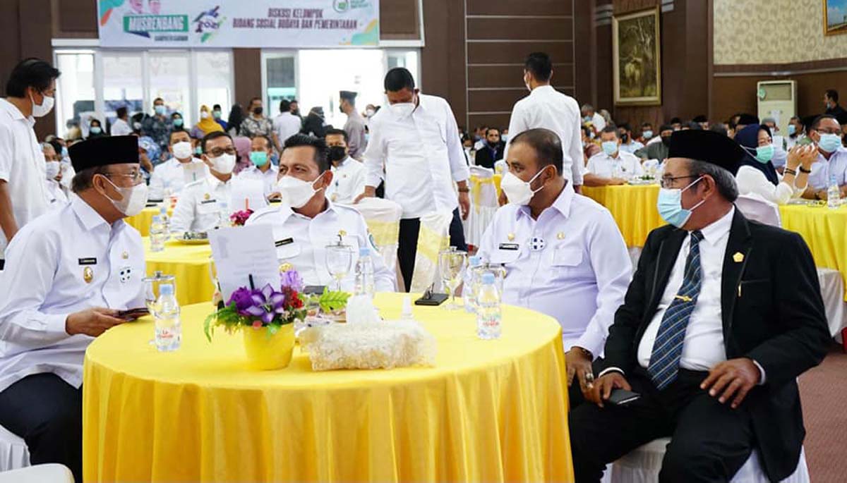 ki-ka: Wakil Bupati Karimun Anwar Hasyim, Gubernur Kepri Ansar Ahmad, Bupati Aunur Rafiq dan Ketua DPRD M Yusuf Sirat berbincang di sela musrenbang. (foto: dok. Humas Pemkab Karimun)