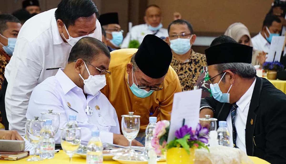 Bupati Karimun Aunur Rafiq, Sekda M Firmansyah, Ketua DPRD Karimun M Yusuf Sirat berdiskusi di sela Musrenbang. (foto: dok. Humas Pemkab Karimun)