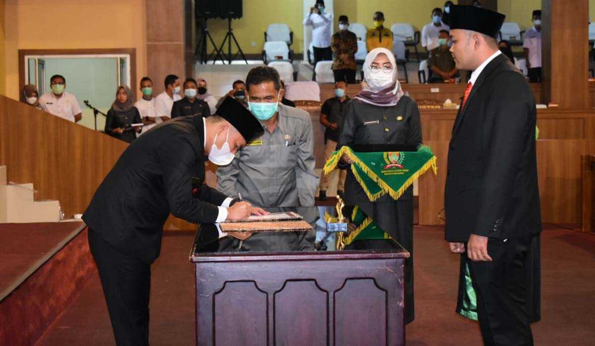 Penandatanganan SK pelantikan.