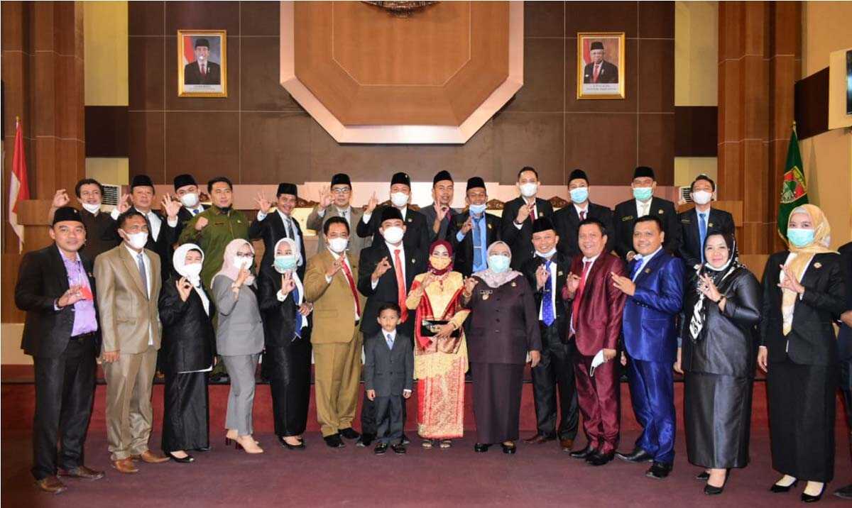 Jajaran DPRD Musi Rawas berfoto bersama Fuat Nopriadi dan istri usai pelantikan. 