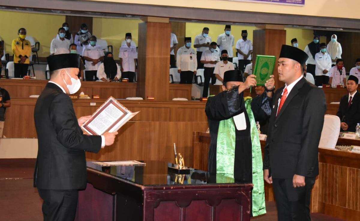 Pengucapan sumpah jabatan Fuat Nopriadi sebagai PAW anggota DPRD Musi Rawas menggantikan Jauhari dalam rapat paripurna istimewa, Rabu (31/3/2021).