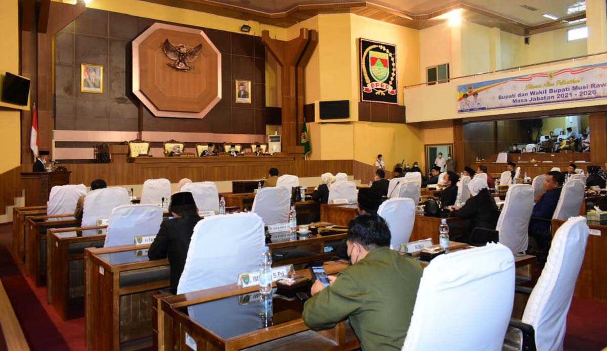 Suasana rapat paripura istimewa DPRD Musi Rawas dengan agenda pelantikan dan pengambilan sumpah jabatan PAW anggota DPRD Fuat Nopriadi.