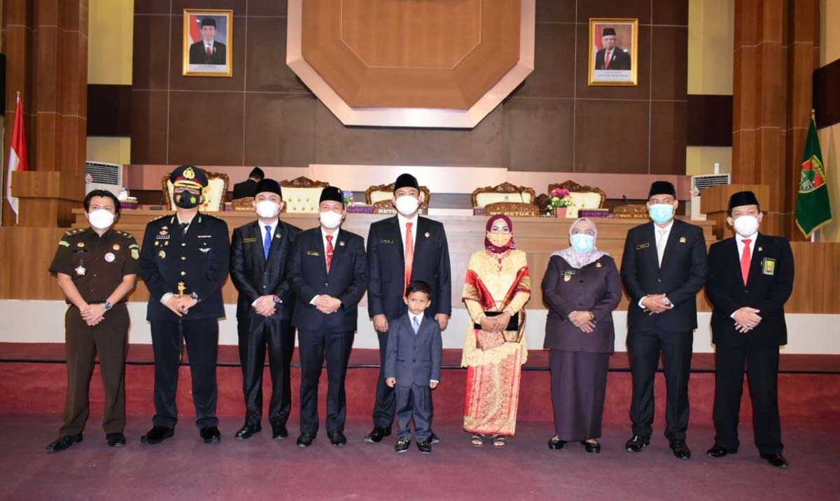 Berfoto bersama Wakil Bupati dan Forkopimda.