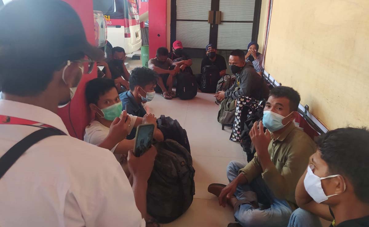 Belasan pekerja migran Indonesia (PMI) diamankan di Polres Karimun karena hendak berangkat ke Malaysia secara ilegal. (foto: yra)