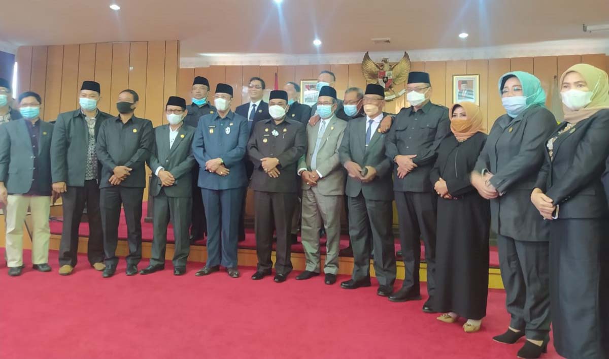 Aunur Rafiq dan Anwar Hasyim berfoto bersama kalangan anggota DPRD usai rapat paripurna dengan agenda pengumuman pemberhentian keduanya sebagai Bupati dan Wakil Bupati Karimun, Senin (15/3/2021). (foto: yra)