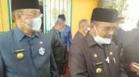 Aunur Rafiq (kanan) dan Anwar Hasyim usai menghadiri rapat paripurna dengan agenda pengumuman pemberhentian keduanya sebagai Bupati dan Wakil Bupati Karimun, Senin (15/3/2021). (foto: yra)