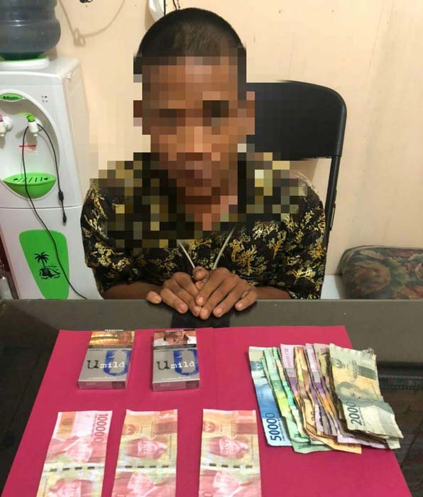 Pengedar uang palsu di tembilahan Tersangka pengedar uang palsu yang diamankan Polres Inhil.