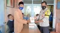Polres Inhil wakafkan al Quran Polres Inhil wakafkan Al Quran dan materia bedah rumah untuk masyarakat Desa Teluk Nibung.