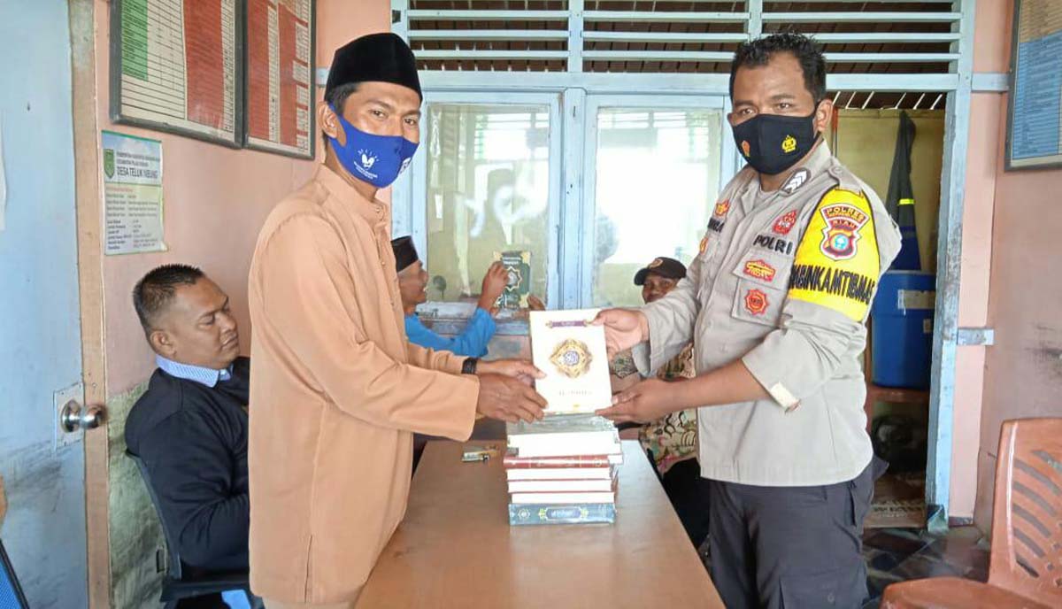Polres Inhil wakafkan al Quran Polres Inhil wakafkan Al Quran dan materia bedah rumah untuk masyarakat Desa Teluk Nibung.