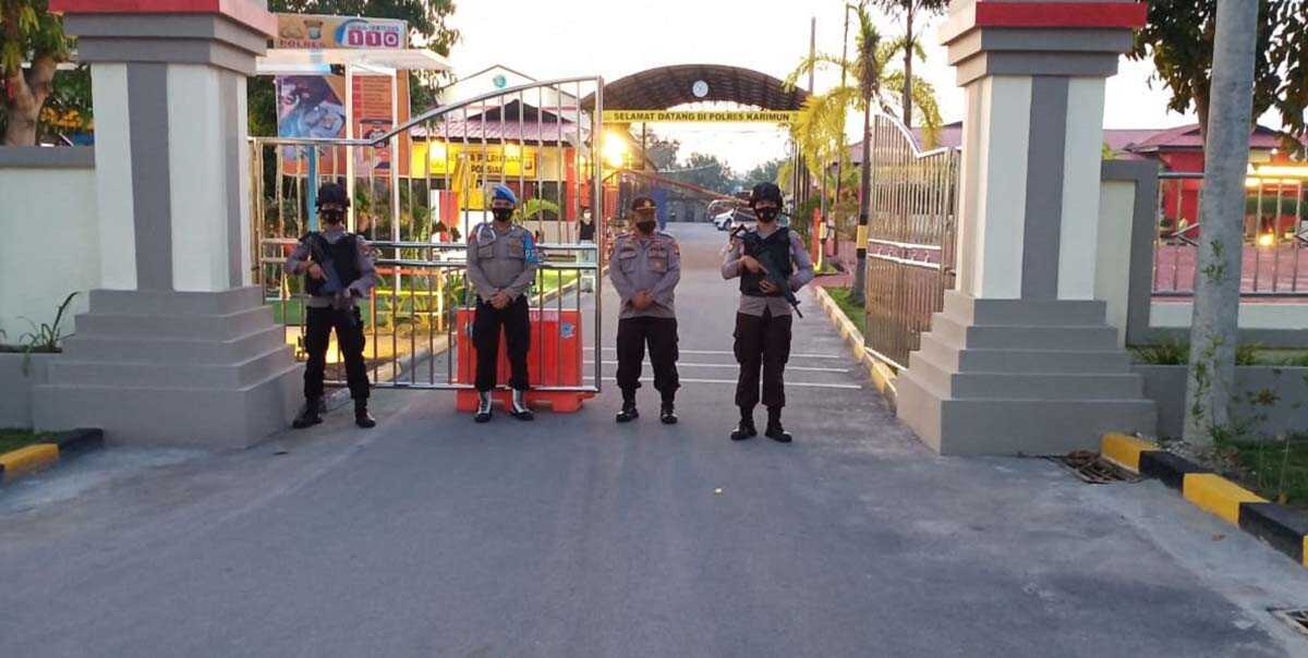 Buntut serangan teroris di Mabes Polri, pintu gerbang Polres Karimun dijaga polisi bersenjata. (foto: yra)