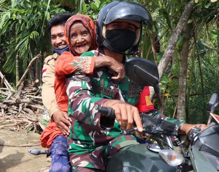 Prajurit Kodim Inhil jemput nenek-nenek
